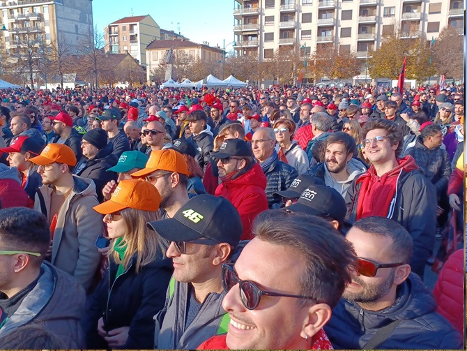 In migliaia a Chivasso festeggiano la vittoria di Pecco Bagnaia [VIDEO]