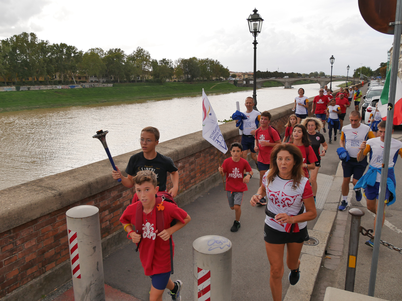 La staffetta internazionale della Peace Run arriva a Chivasso. Il Po diventa “Fiume di Pace”