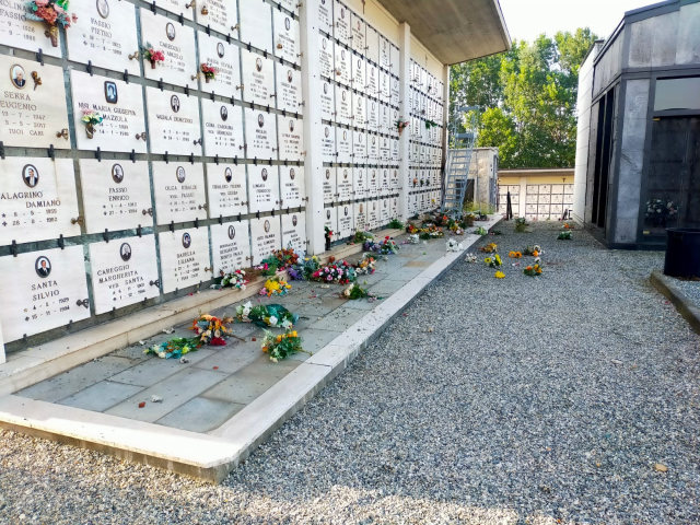 Commissionati da Afib i nuovi vasi al cimitero di Castelrosso
