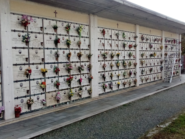 vasi ricollocati nel cimitero di Castelrosso